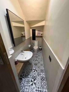 サンフアンにあるCasa Virginia - Seafront Residencesのバスルーム(洗面台、トイレ付)