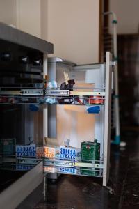 un frigorifero aperto con cibo all'interno di Residenza Maria Pia a Torino