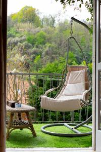 una silla mecedora en el porche de una casa en Residenza Maria Pia en Turín