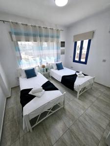 Postel nebo postele na pokoji v ubytování Marina Gardens, delightful 2 bedroom apartment + 9 fotografií