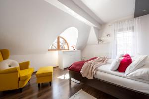 una camera con letto e sedia gialla di Apartament Eliza w centrum APARTZAKOP a Zakopane