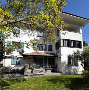 un edificio bianco con portico e cortile di Ampio Appartamento con vista “Casa Magro” a Tirano