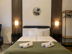 um quarto com uma cama com duas toalhas em Businessapartment I Balkon I Messe I Parken I schnelles WLAN em Essen