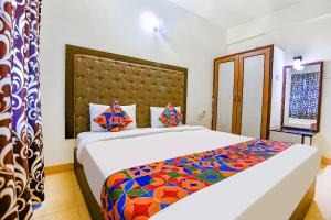 Un dormitorio con una cama grande con una manta colorida. en FabExpress Jesant Valley Resort, en Candolim 25 fotos más