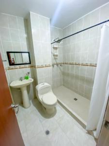 uma casa de banho com um WC, um lavatório e um chuveiro em Casa de 4 habitaciones, excelente ubicación em Cali