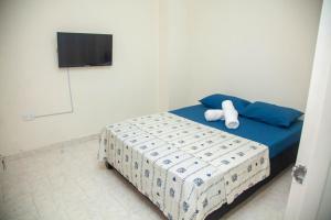 a bedroom with a bed with two teddy bears on it at Casa fresca y amplia de 4 habitaciones in Cali