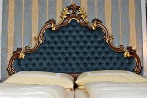 Postel nebo postele na pokoji v ubytování Hotel Palais Porcia
