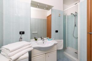 ein Bad mit einem Waschbecken und einer Dusche in der Unterkunft Residence Tre Trilo&Suites in Rimini