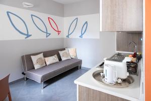 een woonkamer met een bank en een tafel bij Ca de l'Angelon - Apartment Sardella in Brenzone sul Garda