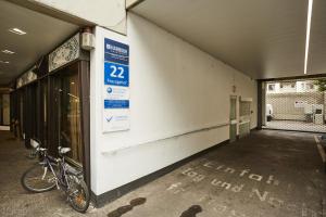 uma bicicleta estacionada ao lado de um edifício em Harbour Apartments em Karlsruhe