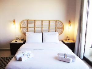 una camera da letto con un grande letto bianco con asciugamani di Aldau heights Kevin a Hurghada