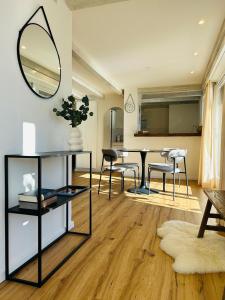ein Wohnzimmer mit einem Tisch und einem Spiegel in der Unterkunft Exclusive Boutique Hotel Elisabetta in Ronco sopra Ascona