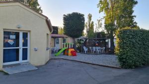 Children's play area sa Mobilhome au camping Les Salins de La Gardiole ex Camping Europe