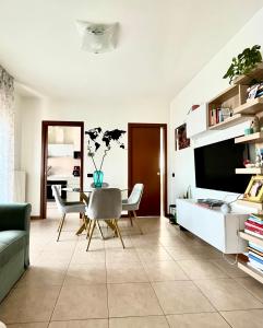 TV a/nebo společenská místnost v ubytování Panda Certosa Apartment