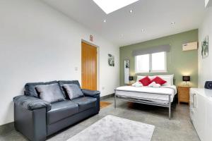ein Wohnzimmer mit einem Sofa und einem Fenster in der Unterkunft Pass the Keys Central Modern Cabin on Mill Road in Cambridge
