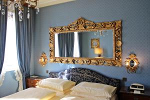 Postel nebo postele na pokoji v ubytování Hotel Palais Porcia