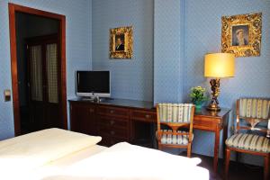 TV a/nebo společenská místnost v ubytování Hotel Palais Porcia