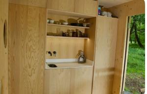 una cucina in una casetta minuscola con lavandino di Tiny house u Dlouhé řeky a Buchlovice