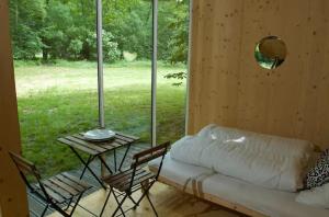 a room with a couch and a table and a window at Tiny house u Dlouhé řeky in Buchlovice