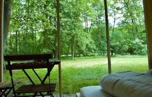 Aed väljaspool majutusasutust Tiny house u Dlouhé řeky