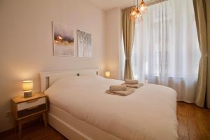 Llit o llits en una habitació de Heart of Grand Place - Stunning 3BR Triplex