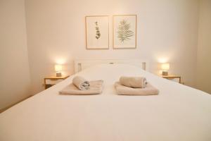 Llit o llits en una habitació de Heart of Grand Place - Stunning 3BR Triplex
