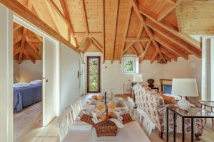 sala de estar con sofá y mesa en Sintra Unique, en Sintra