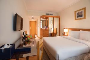 Una cama o camas en una habitación de Swiss-Belinn Doha