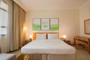 Una cama o camas en una habitación de Swiss-Belinn Doha