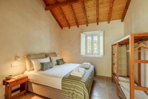 1 dormitorio con cama y ventana en Sintra Unique, en Sintra