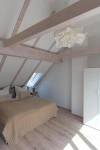 a bedroom with a bed and a ceiling with beams at Ferienwohnungen im Herzen der Stadt in Bayreuth