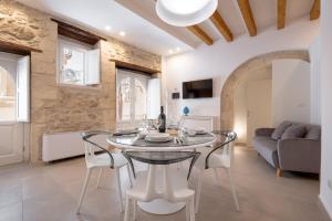 A television and/or entertainment centre at Casa Zummo Ortigia Luxury Apartment