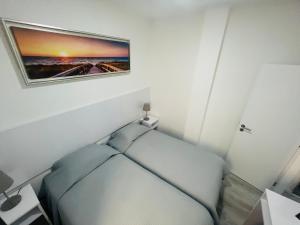 Cette petite chambre dispose d'une télévision murale. dans l'établissement Lisbon Ocean Apartments, à Costa da Caparica