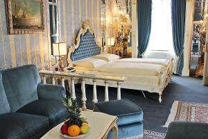Postel nebo postele na pokoji v ubytování Hotel Palais Porcia + 37 fotografií
