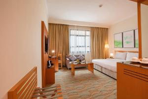 Una cama o camas en una habitación de Swiss-Belinn Doha