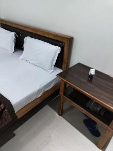 En eller flere senger på et rom på Hotel Chandrasha Villa