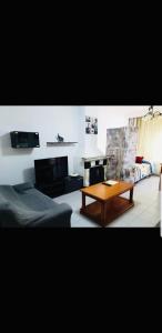 - un salon avec une table basse et un canapé dans l'établissement Casa Manoli, à Malaga