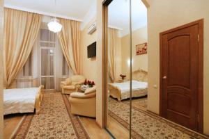 una camera con specchio e una camera con letto di Ekaterina Hotel a Odessa