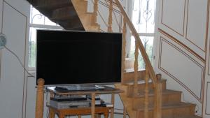 a television sitting on a table next to a staircase at VillaStefania in Kʼarashamb