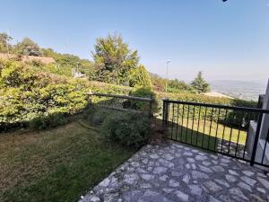 balcón con puerta y vistas al océano en LE BETULLE B&B en Pove del Grappa