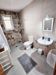 uma casa de banho com um WC e um lavatório em Palm Haven Apartment em St. Paul's Bay