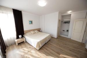 A bed or beds in a room at Villas in Complex Trakiyskiy Bryag