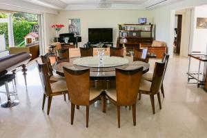 uma sala de jantar com mesa e cadeiras em Stunning private Villa with Pool in Antibes em Antibes
