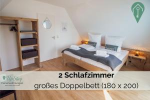 Dormitorio pequeño con cama y estante de libros en Ferienhaus Max, en Greetsiel