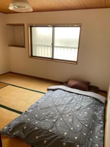 Кровать или кровати в номере 大阪魔力民泊·岸里