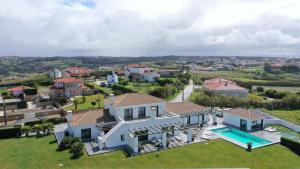 een luchtzicht op een huis met een zwembad bij Casa Bica Vista Boutique B&B in Lourinhã