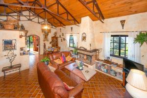 - un salon avec un canapé en cuir et une cheminée dans l'établissement Villa Casa Malvarrosa by Villa Plus, à Mijas