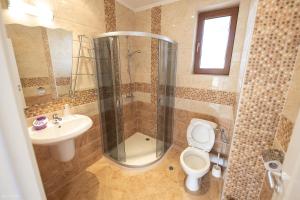 A bathroom at Villas in Complex Trakiyskiy Bryag
