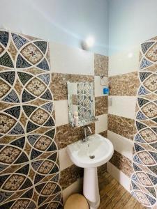 uma casa de banho com um lavatório e um espelho em Sports Homestay em Lansdowne