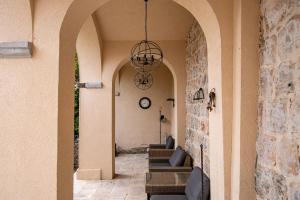Posedenie v ubytovaní SECRET GARDEN APARTMENT by DuHomes